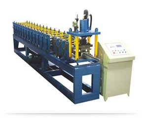 Machine de formage de rouleaux de portes à volets