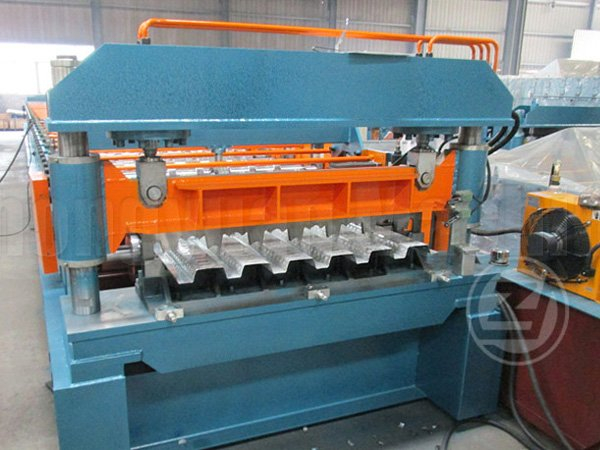 Machine de formage de planchers métalliques