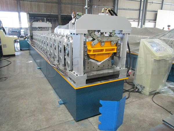 Machine de formage de rouleaux de faîtage