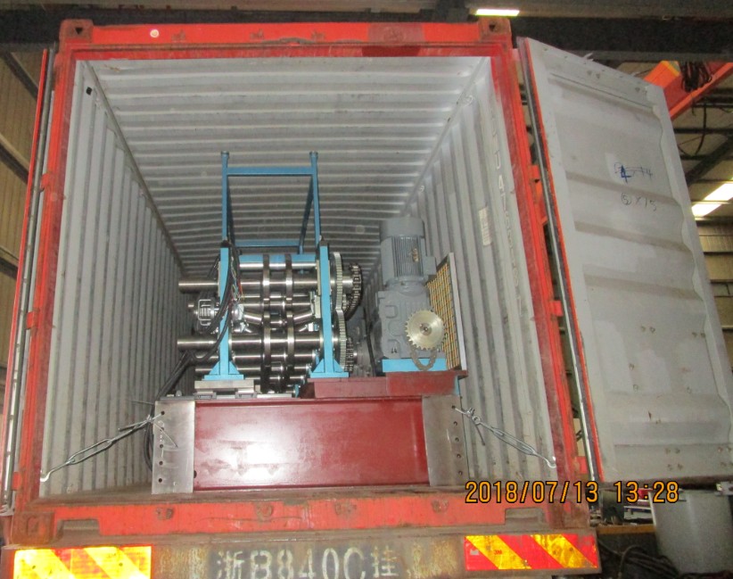 Livraison de la machine de formage de rouleaux de pannes modifiables automatiques CZ Zhongyuan dans le pays d'Amérique du Nord 