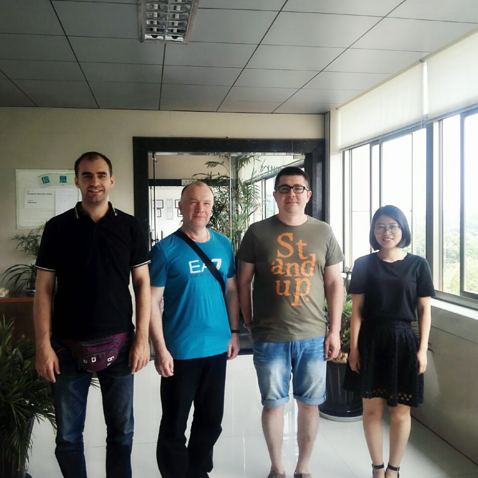 Le client a visité l'usine de machine à couvrir le 01 juin 2018