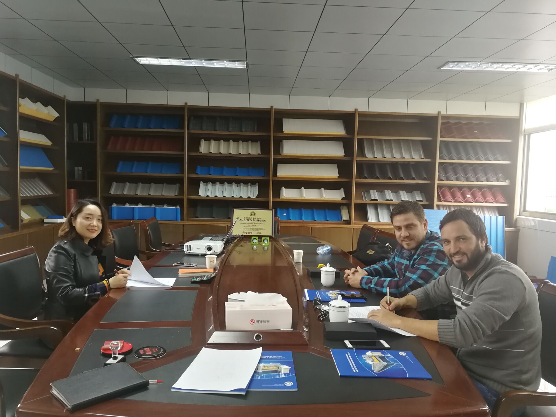 signe un contrat pour une machine de formage automatique de rouleaux de pannes CZ