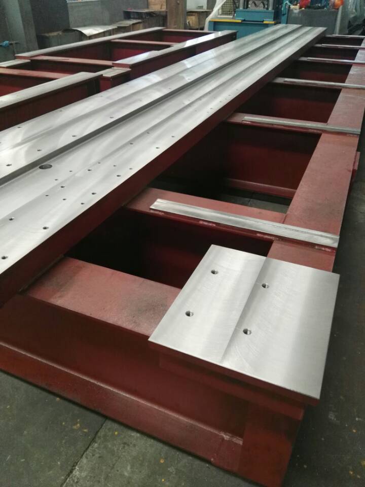 Ch&acirc;ssis de la machine de formage automatique de rouleaux de pannes CZ.jpg