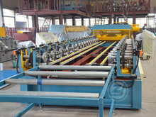 Machine de formage de rouleaux de panneaux sandwich