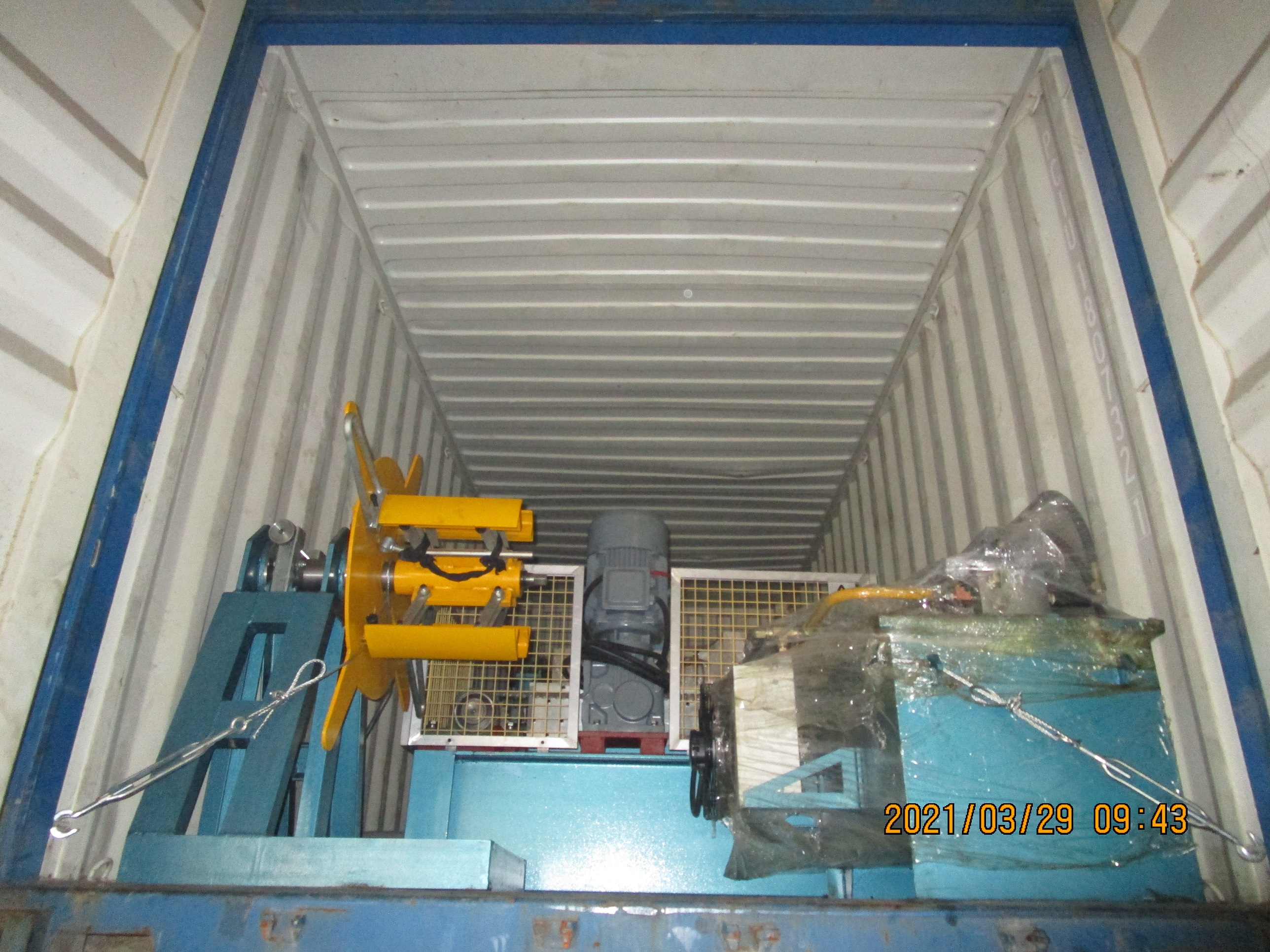 Livraison de Zhongyuan coupé à longueur (avec dérouleur hydraulique 15T) et de machine de formage de rouleaux de gouttière le 29 mars 2021 au Mexique