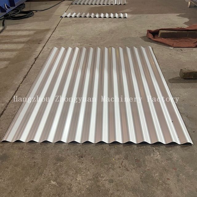 Machine de formage de rouleaux de tôle de toiture double couche avec découpe volante