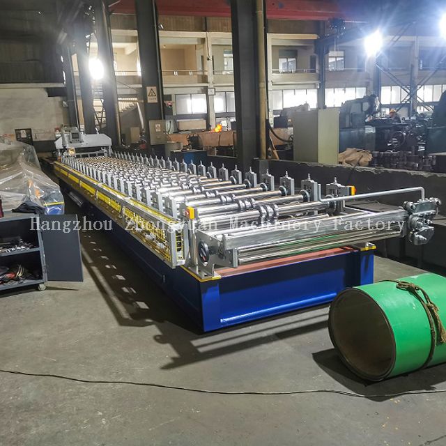 Machine de formage à froid de toit avec découpe électrique