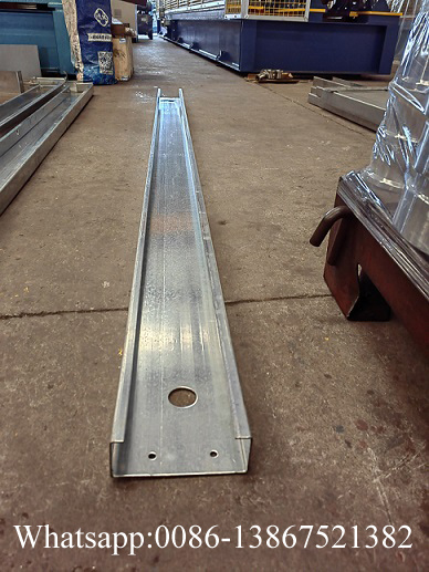 Zhongyuan a personnalis&eacute; la machine de formage de rouleaux de pannes c automatique