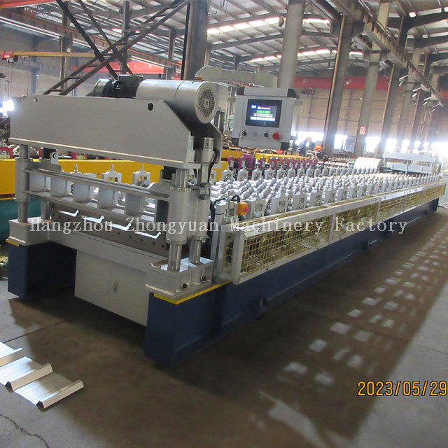 Machine à panneaux de toiture avec découpe électrique