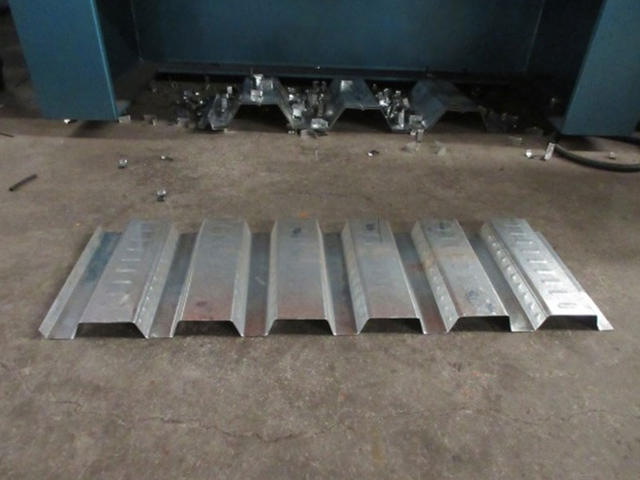 Produit par une machine de formage de rouleaux à double couche pour les terrasses de sol 1