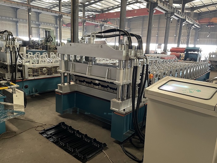 Machine de formage de rouleaux de tuiles verniss&eacute;es en m&eacute;tal Zhongyuan
