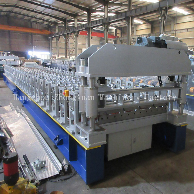 Machine à panneaux de toiture avec découpe électrique