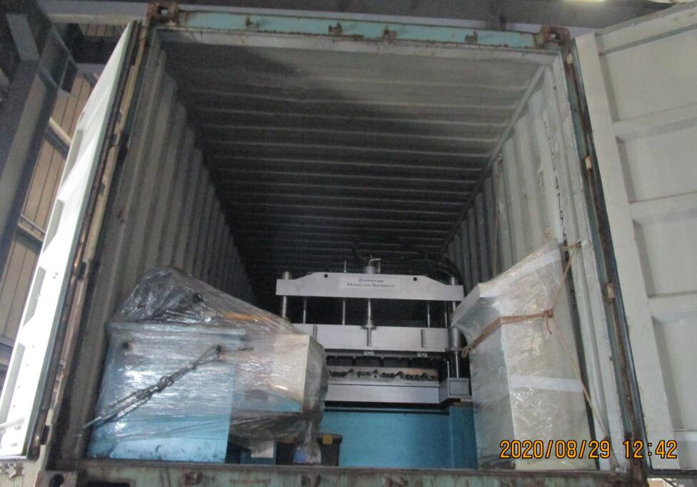 petit pain de tuile d'&eacute;tape formant la machine