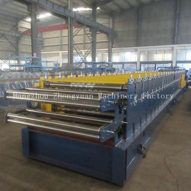 Machine de formage de rouleaux de tôle de toiture double couche avec découpe volante