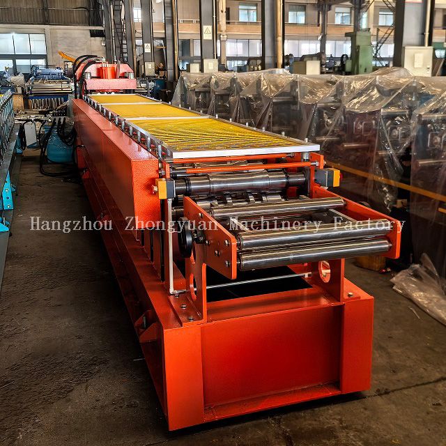 Machine de formage de rouleaux supérieurs de toiture en zinc de recouvrement de crête