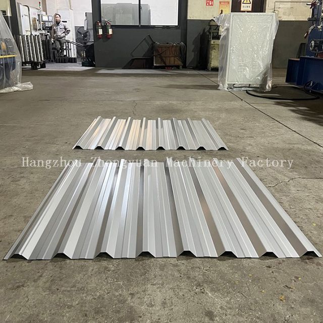 Machine de formage de rouleaux de tôle de toiture double couche avec découpe volante