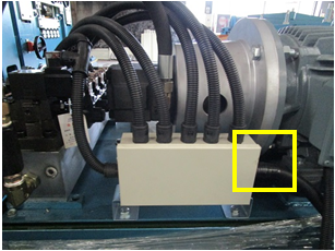 un tube à l'intérieur du coffret de la station hydraulique