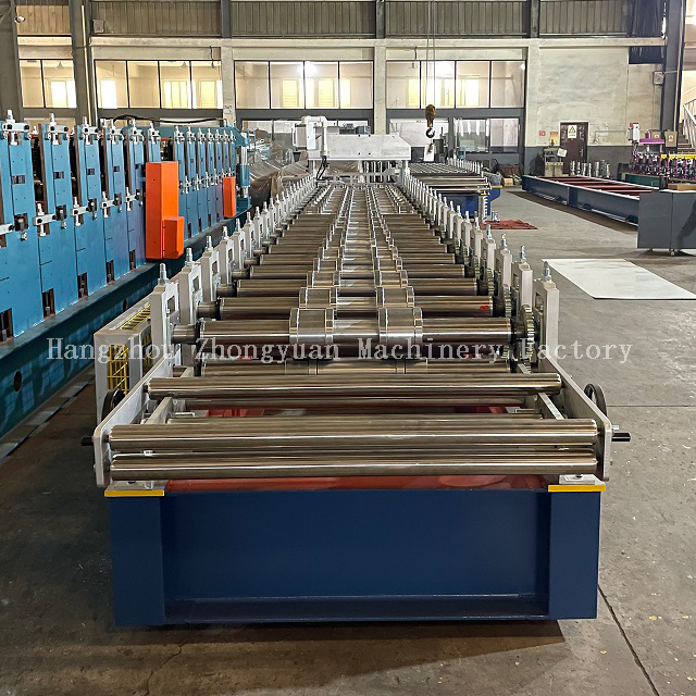 Machine de fabrication de tôles de toit avec découpe électrique