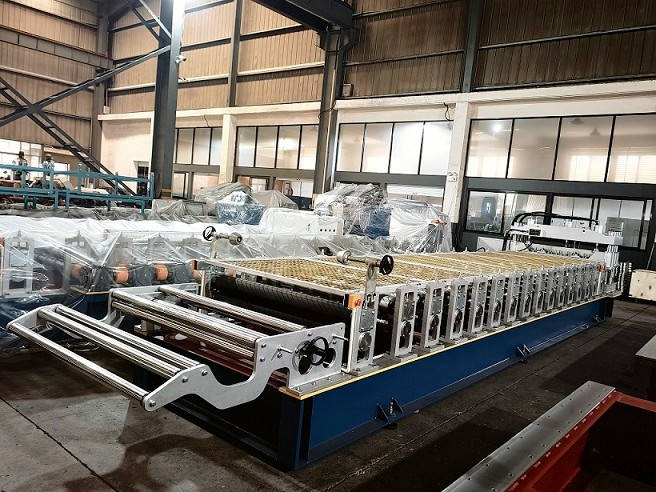 Machine de formage de tuiles m&eacute;talliques Zhongyuan