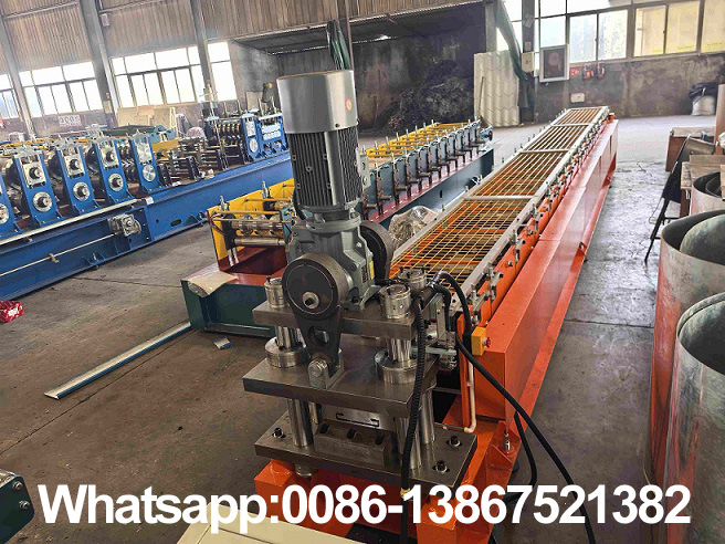 Machine de formage de rouleaux de cl&ocirc;ture Zhongyuan c (4)