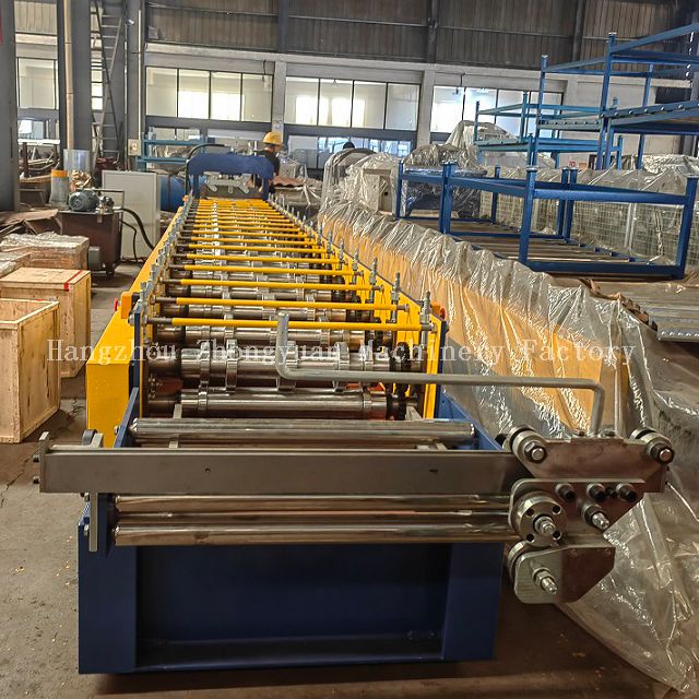 Machine à former des rouleaux pour toiture à joints debout