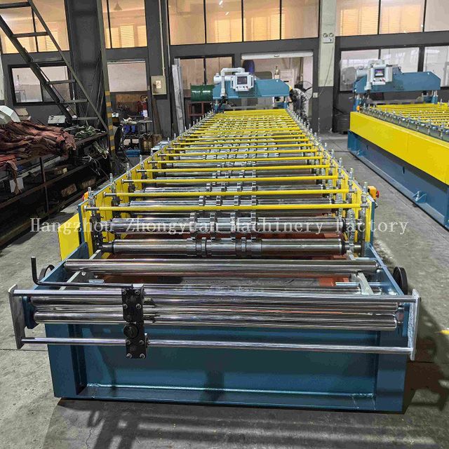 Machine de formage de rouleaux de panneaux de toit en métal avec découpe électrique