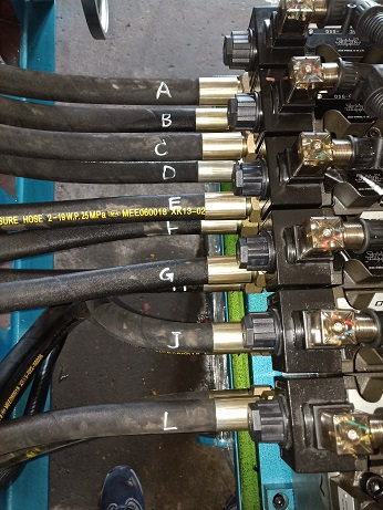 Connectez les tubes du dispositif de découpe et les dispositifs de poinçonnage 