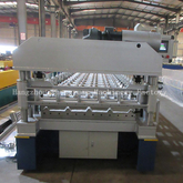 Machine à panneaux de toiture avec découpe électrique