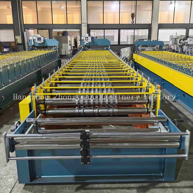 Machine de formage de rouleaux de toiture à grande vitesse avec découpe électrique