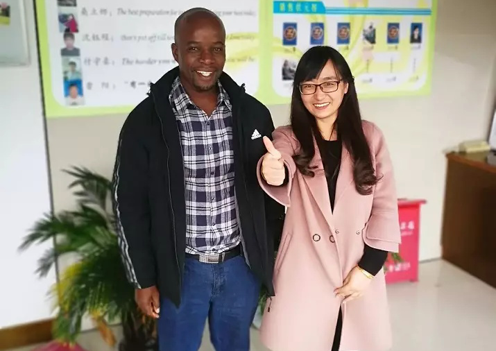 Des clients se sont rendus pour inspecter les trois ensembles de machines de formage de rouleaux qu'ils avaient commandés le 19 novembre 2019