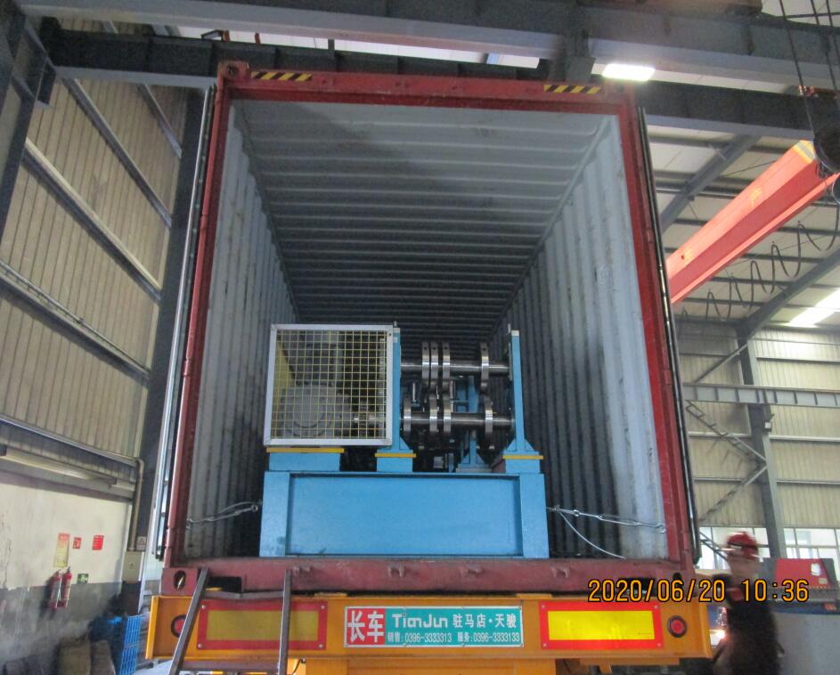 Machine de formage automatique de rouleaux de pannes CZ