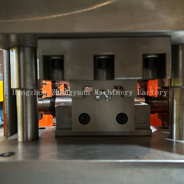 Machine de formage de rouleaux de forme spéciale Zhongyuan de type W à grande vitesse