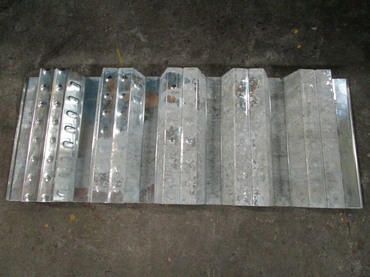 Zhongyuan Decking Roll laminage &agrave; froid formant le prix de la machine