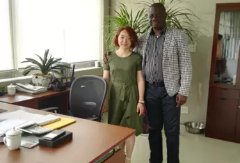 Le client a visité l'usine pour la machine de formage de rouleaux de tôles de toiture en aluminium. le 26 juin