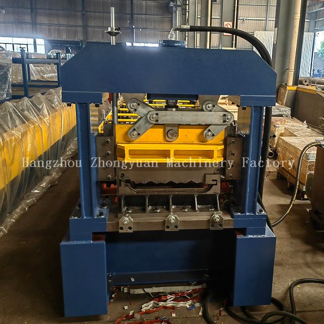 Machine à former des rouleaux pour toiture à joints debout