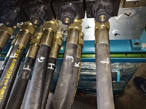 Connectez les tubes du dispositif de découpe et les dispositifs de poinçonnage-1