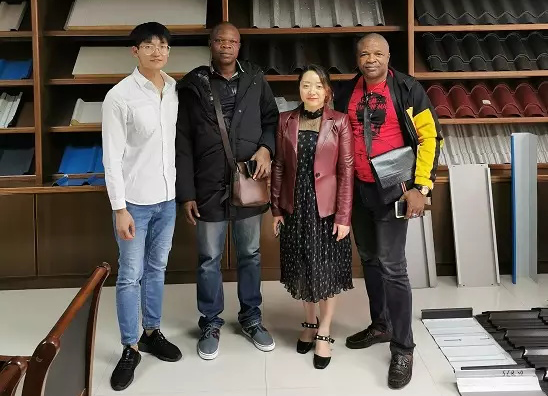 Clients ayant inspecté la machine de formage de rouleaux de tuiles étagées le 25 octobre 2019