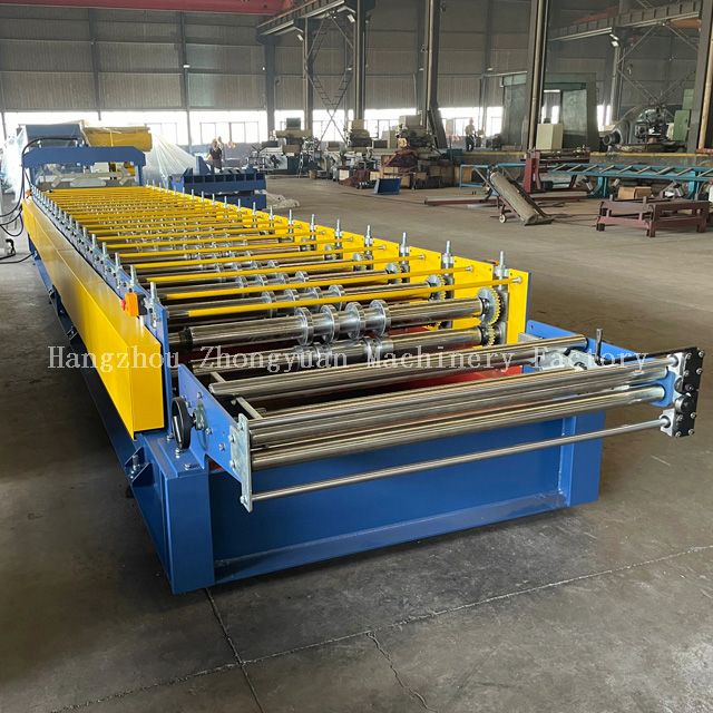 Machine de formage de rouleaux de panneaux de toit à haute productivité