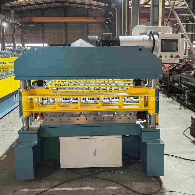 Machine de formage de rouleaux de panneaux de toit en métal avec découpe électrique