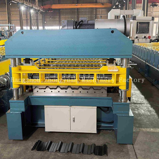 Machine de formage de rouleaux de toiture à grande vitesse avec découpe électrique