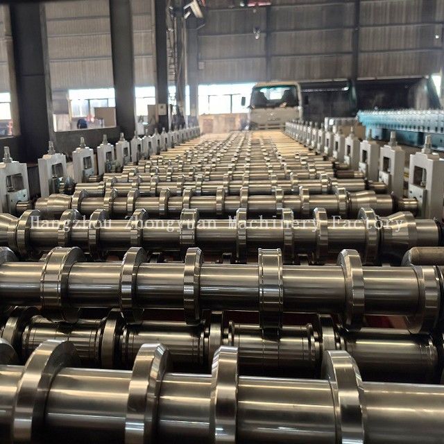 Machine de formage de rouleaux de toiture en métal avec découpe électrique