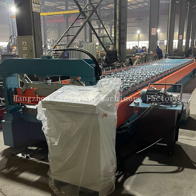 Machine de formage de rouleaux de panneaux de toit 