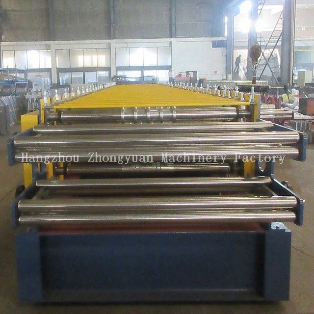 Machine de formage de rouleaux de tôle de toiture double couche avec découpe volante
