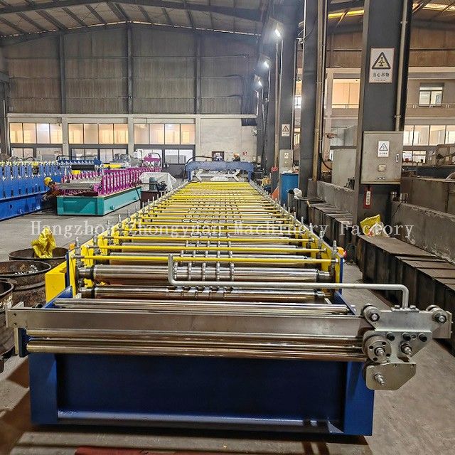 Machine de formage de rouleaux ondulés pour toit en métal à vendre